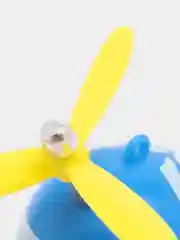 Лазурный крутая утка в шлеме с пропеллером