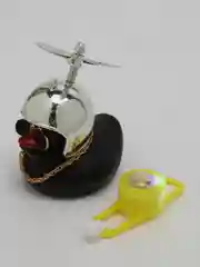 Серебряный крутая утка в шлеме с пропеллером