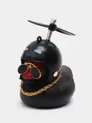Черный крутая утка в шлеме с пропеллером
