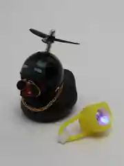 Черный крутая утка в шлеме с пропеллером