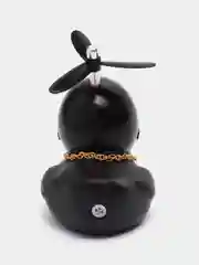 Черный крутая утка в шлеме с пропеллером