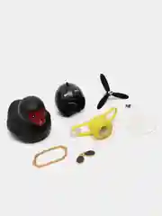 Черный крутая утка в шлеме с пропеллером