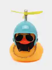 Ледяной утка в шлеме в машину