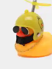 Лимонный утка в шлеме в машину