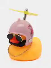 Пудровый утка в шлеме в машину