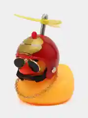 Красный утка в шлеме в машину