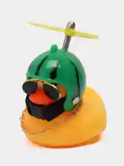 Зеленый утка в шлеме в машину