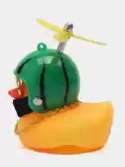 Зеленый утка в шлеме в машину