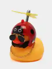 Бордовый утка в шлеме в машину