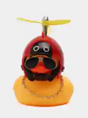 Бордовый утка в шлеме в машину
