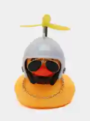 Слоновая кость утка в шлеме в машину