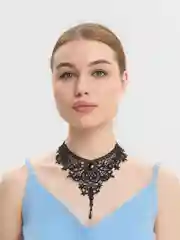 Угольный чокер кружевной с брошью