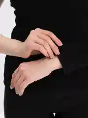 Черный водолазка женская с одним рукавом