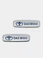 Комплект шильдиков металлических с эмблемой авто "DAEWOO" и 4 винтовыми креплениями (Пара)