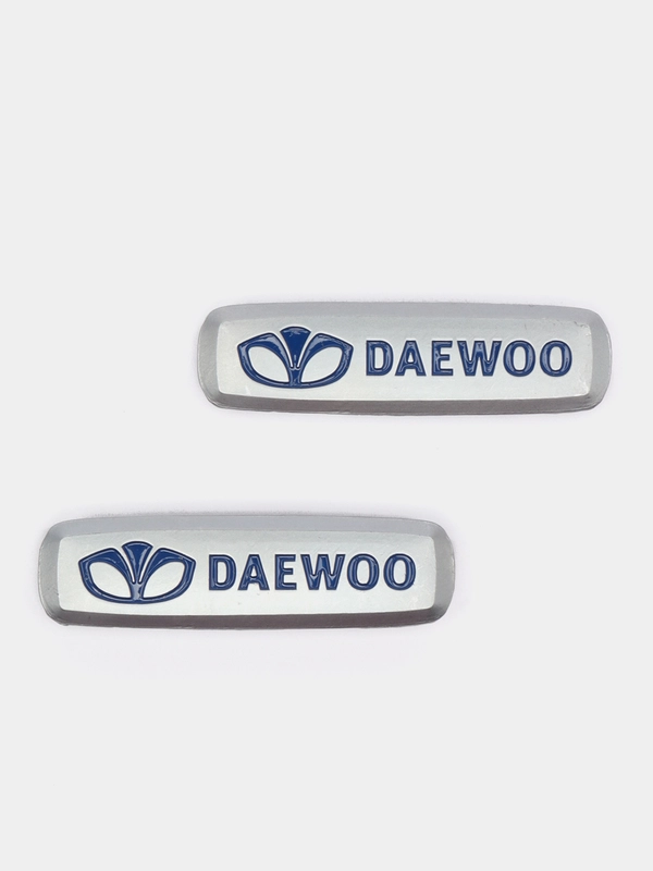 Комплект шильдиков металлических с эмблемой авто "DAEWOO" и 4 винтовыми креплениями (Пара)