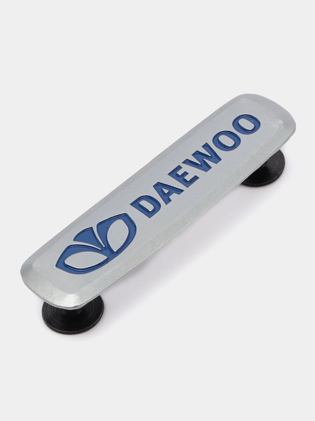 Комплект шильдиков металлических с эмблемой авто "DAEWOO" и 4 винтовыми креплениями (Пара)