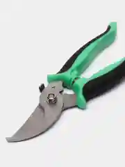 Зеленый секатор садовый