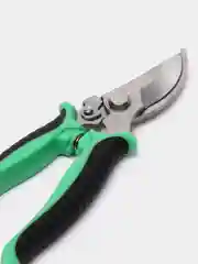 Зеленый секатор садовый