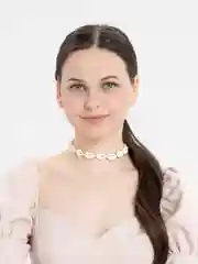 Белый чокер из ракушек