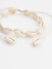 Белый чокер из ракушек