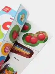 Оранжевый книга с наклейками и заданиями про животных
