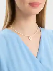 Белый чокер из бисера с ракушкой
