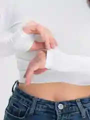 Белый женский топ с длинным рукавом