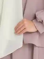 Бежевый берет с шифоновым хиджабом