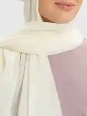 Бежевый берет с шифоновым хиджабом
