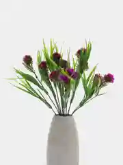 Фиолетовый искусственные цветы осока, трава, зелень с розочками, камелиями