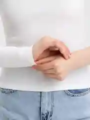 Белый лонгслив на одно плечо, лонгслив с вырезом на груди