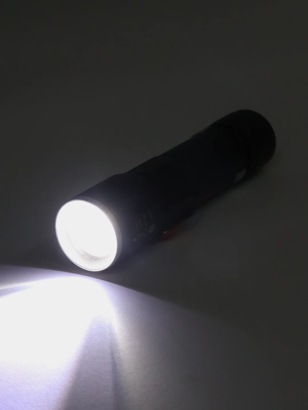 Фонарь светодиодный на аккумуляторе с USB зарядкой от сети (zoom) мощный светодиод