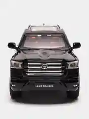 Красный модель автомобиля Toyota Land Cruiser 300