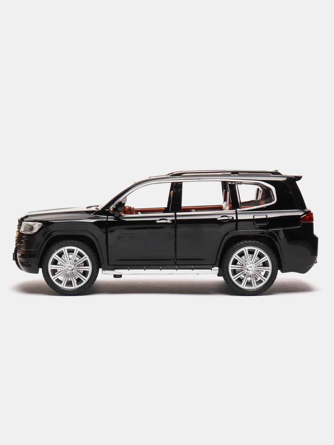 Красный модель автомобиля Toyota Land Cruiser 300