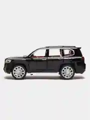 Красный модель автомобиля Toyota Land Cruiser 300