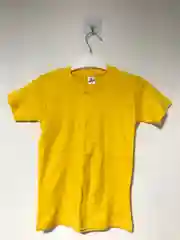 Желтый футболка