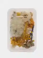 Желтый сухоцветы в контейнере