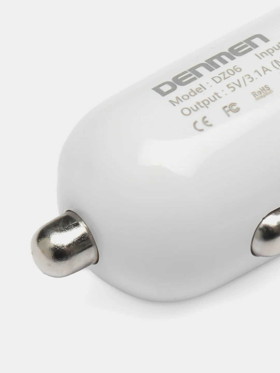 Белый автомобильное зарядное устройство, 2 разъема USB