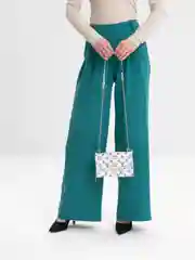 Белый сумка маленькая, через плечо, на цепочке