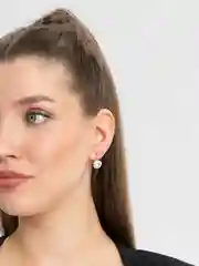 Золотой серьги с камнем Swarovski