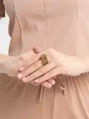 Бежевый массивные женские кольца
