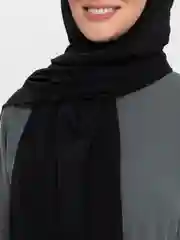 Черный берет с шифоновым хиджабом