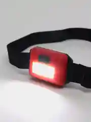 Красный фонарик налобный светодиодный, на батарейках