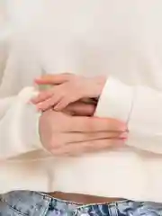 Молочный свитшот женский, укороченный