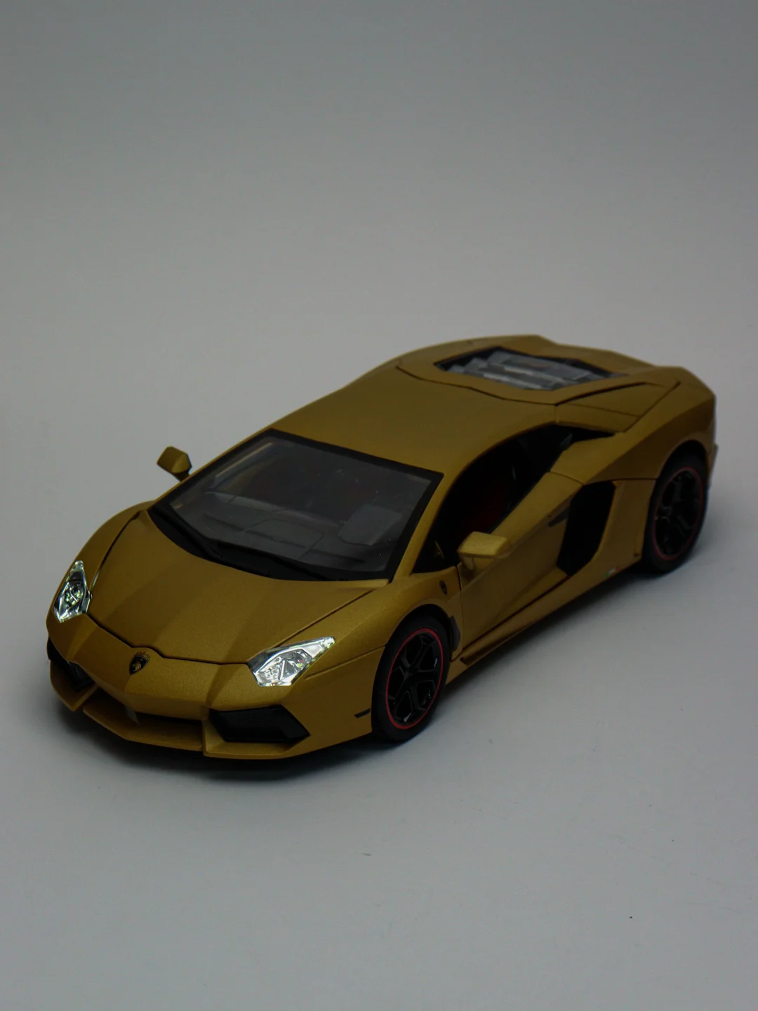 Горчичный модель автомобиля "Ламборгини Авентадор", 1:18, свет и звук