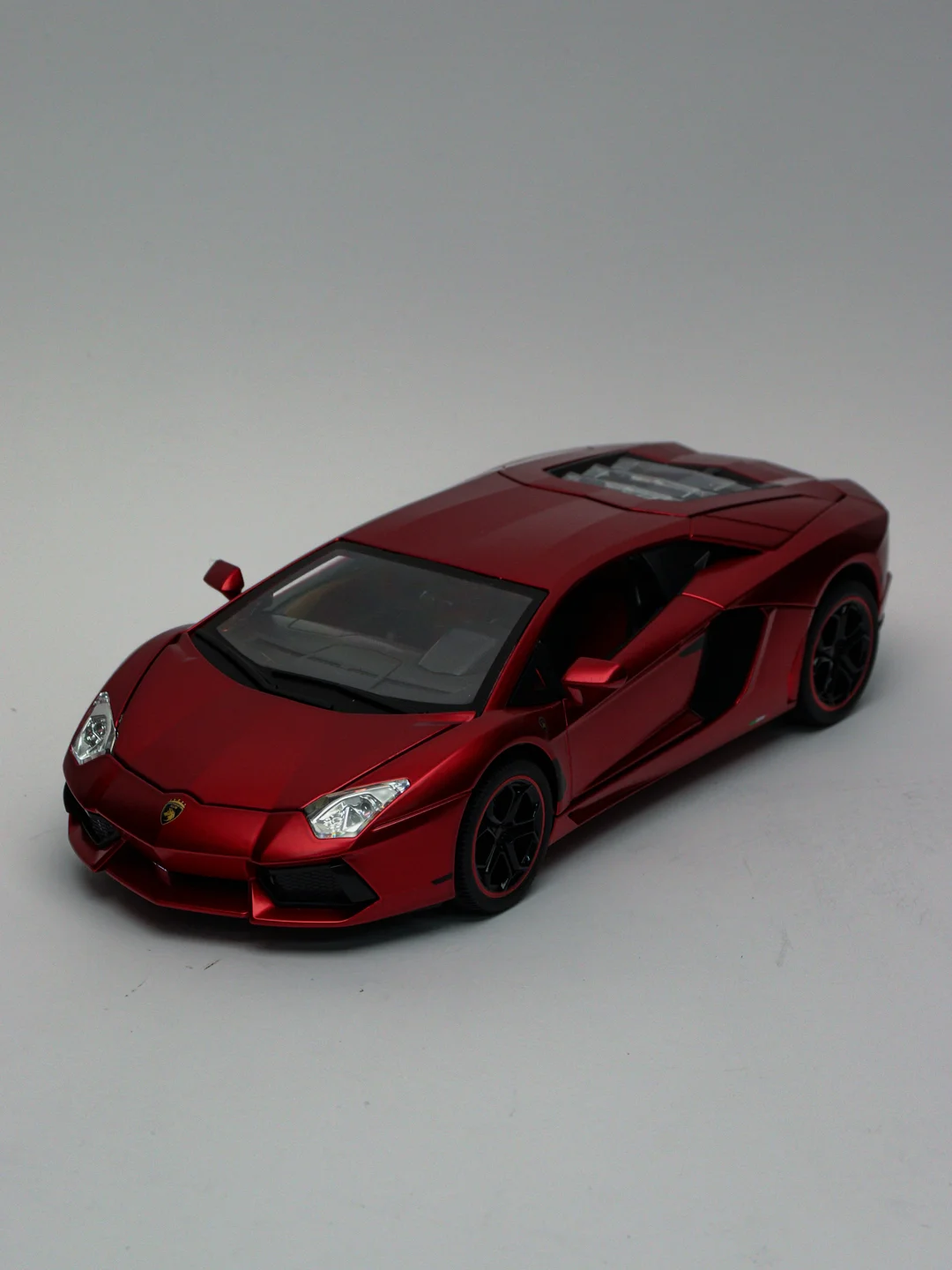 Красный модель автомобиля "Ламборгини Авентадор", 1:18, свет и звук