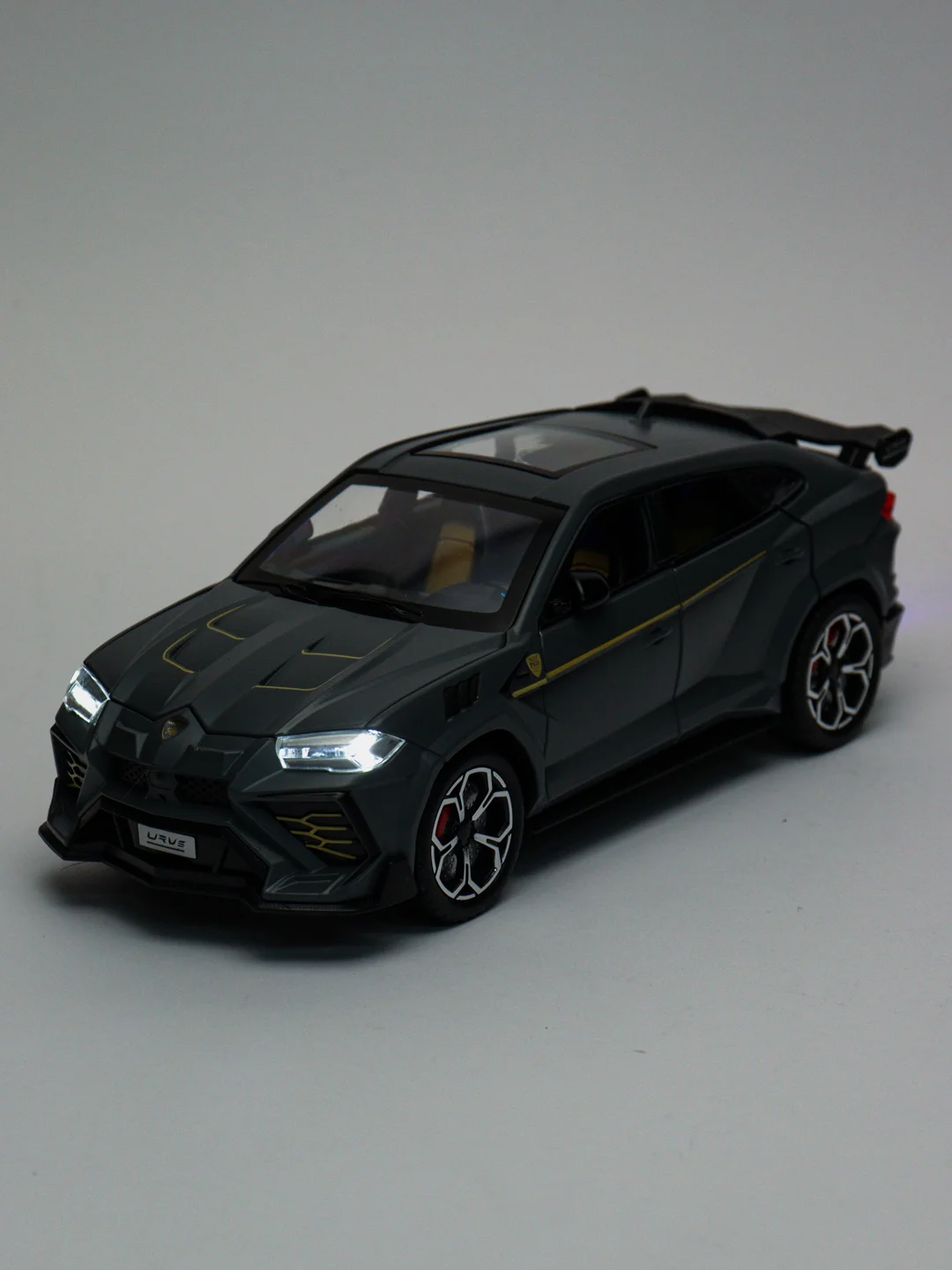 Серый модель автомобиля Lamborghini Urus дым/свет/звук
