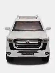 Белый модель автомобиля Toyota Land Cruiser 300