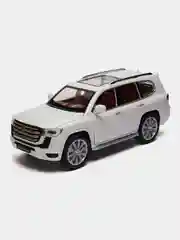 Белый модель автомобиля Toyota Land Cruiser 300