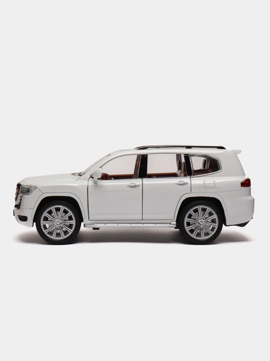 Белый модель автомобиля Toyota Land Cruiser 300